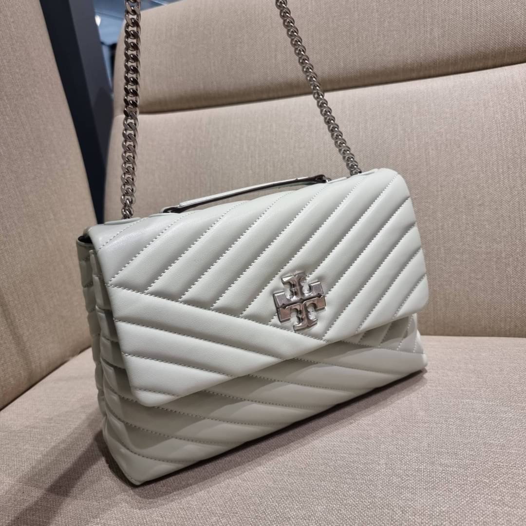 TORY BURCH KIRA CHEVRON CONVERTIBLE SHOULDER BAG (SMALL / MEDIUM) กระเป๋าสะพายรุ่นยอดฮิต ไซส์คลาสสิค ที่ใช้ยังไงก็ดูหรู ดีไซน์เฉพาะตัว วัสดุหนังแกะ สัมผัสนิ่ม เปิด-ปิดด้วยกระดุมแม่เหล็ก ภายในเป็นช่องโล่ง ใส่กระเป๋าสตางค์ มือถือ เครื่องสำอางค์ พาวเวอร์แบงค