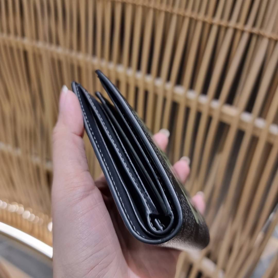 COACH DOUBLE BILLFOLD WALLET IN SIGNATURE CANVAS WITH WOLF MOTIF F31522 WITH GRAFFITI F37333 น้องชายสุดหล่อมาแล้ววว!! 😎 กระเป๋าสตางค์ใบสั้น เอาใจหนุ่มๆ ดีไซน์รูปหมาป่า สุดเท่ ด้านในกระเป๋าเป็นหนังแท้ มีช่องใส่บัตรเยอะ ใส่ธนบัตรได้ทุกชนิด และมี kee