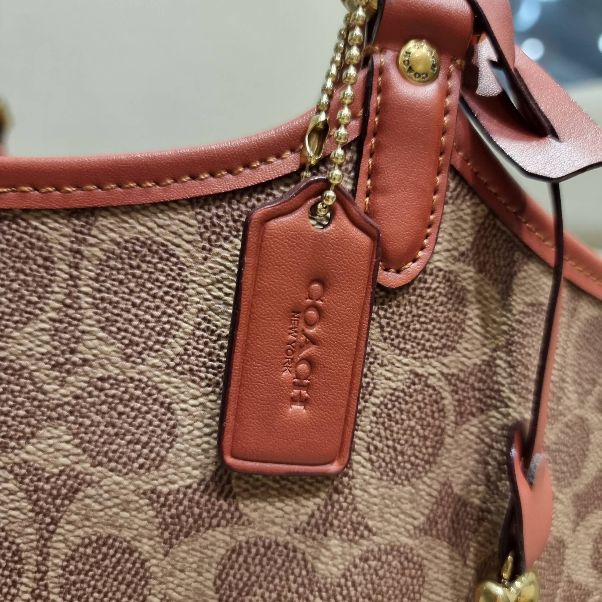 COACH C6336 DAY TOTE IN SIGNATURE CANVAS ใหม่ล่าสุด กับกระเป๋าทรงโท้ทใบใหญ่ สวยสะกดสายตา ด้วยดีไซน์ที่ดูเรียบง่าย แต่แฝงไปด้วยดีเทลเล็กๆ ที่เสริมให้ไอเท็มนี้ดูแพง พิเศษ กระเป๋าลูกใบเล็กอีกหนึ่งใบ พกติดกับกระเป๋า หรือจะเอาไปแยกใช้ก็ได้ วัสดุหนังแคนวาส สลับ