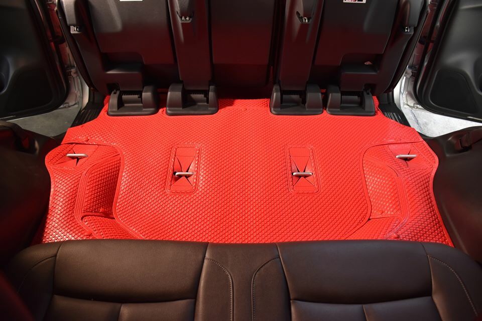 พรมกระดุมเม็ดเล็ก NISSAN TERRA รุ่นรีดขอบ สีแดง เต็มคัน เข้ารูป+เเผ่นปิดเบาะเเถว3ลายหนังเรียบ