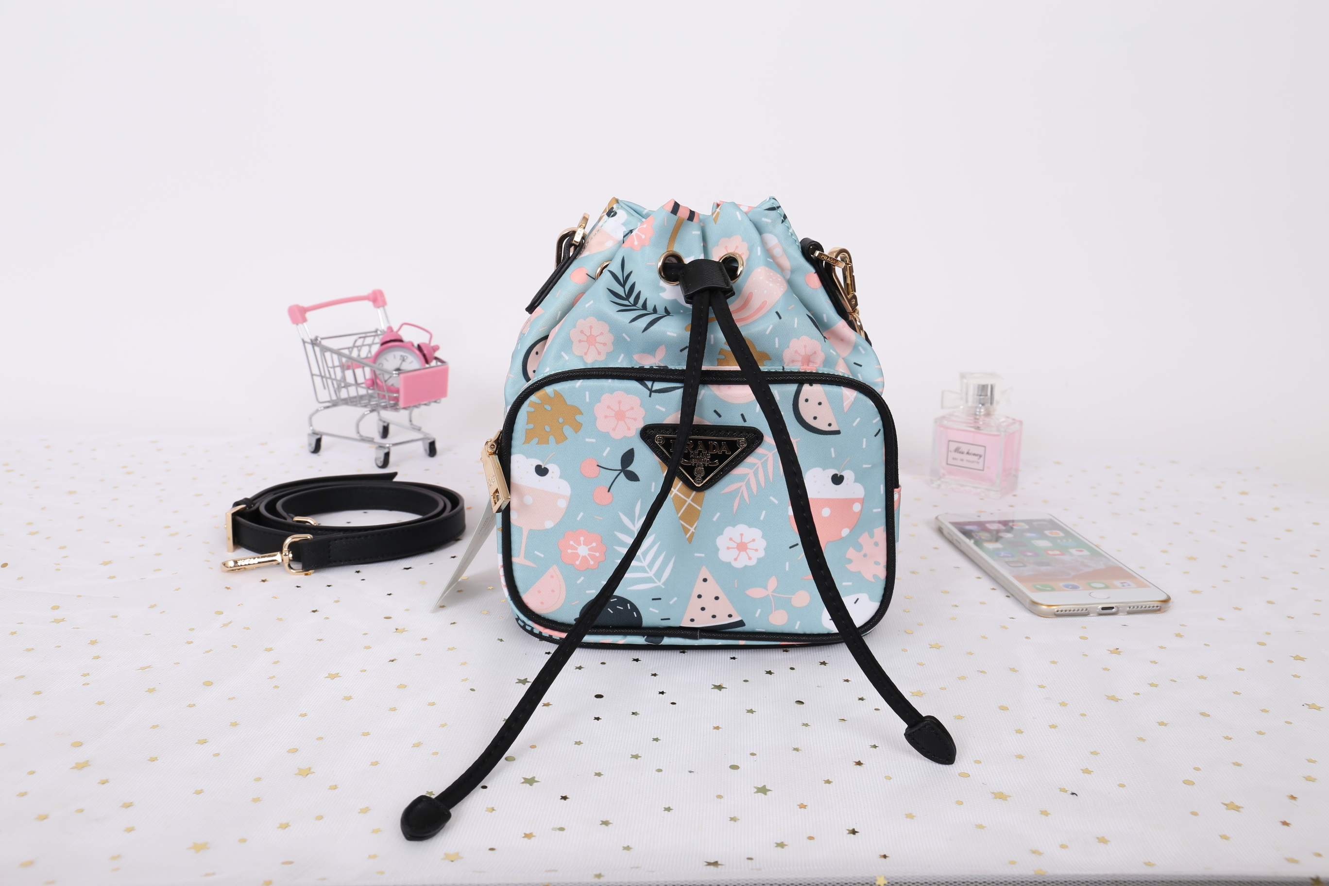 Prada bucket bag Premium gift New in! กระเป๋าถือหรือสามารถสะพายข้าง ทรงขนมจีบ สุดน่ารักดีไซน์ใหม่ super cute! วัสดุ nylon เนื้อหนา อะไหล่ทองด้านหน้ามีโลโก้แบรนด์ พร้อมช่องซิป กระเป๋า เปิดปิดแบบ drawstring ภายในกระเป๋าโล่ง ใส่ของได้จุ พร้อมสายยาวลาย saffia