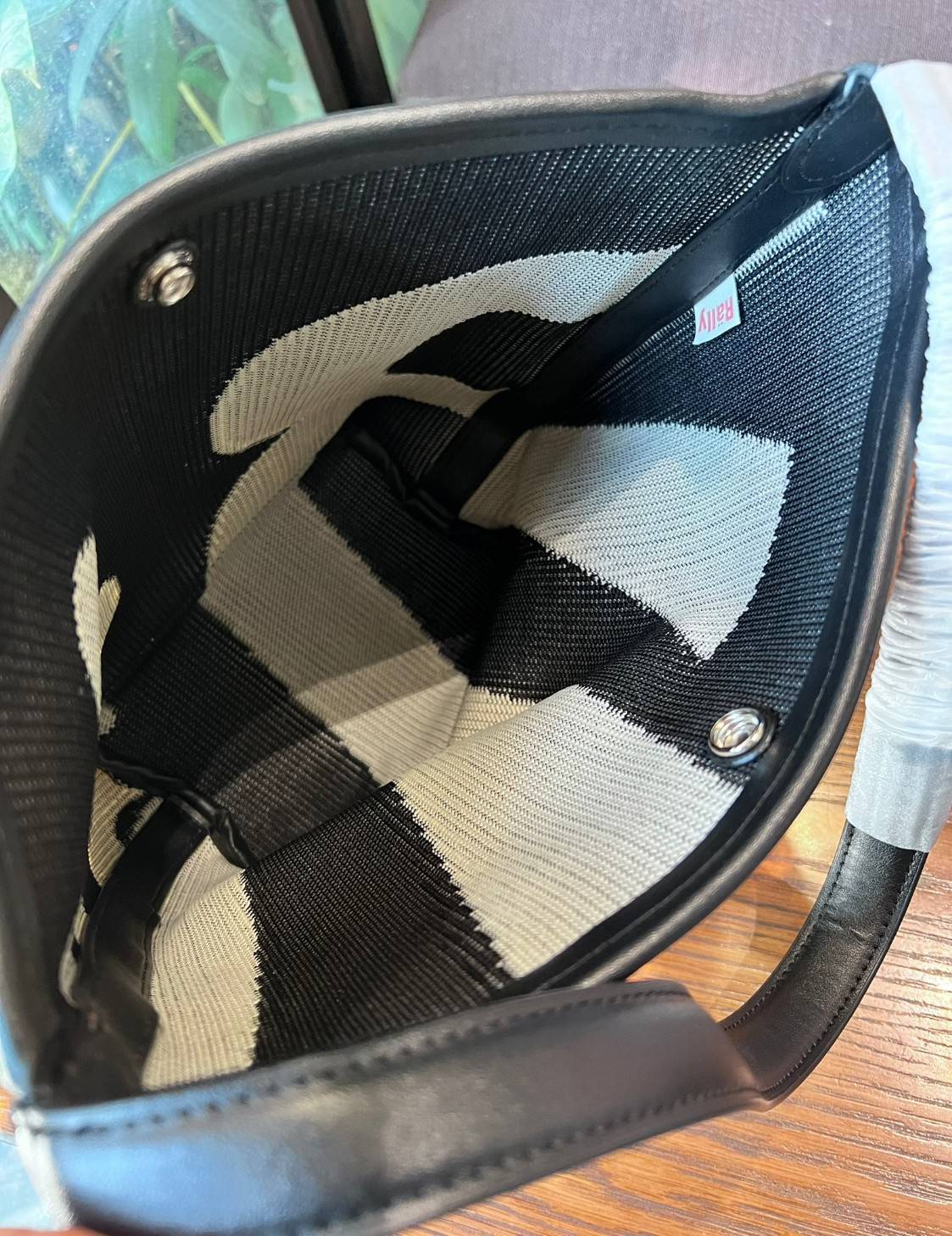 Rally movement the bag Knit Black เป็นไอเท็มที่ฮอตสุดๆแห่งปีจริงๆ กับกระเป๋าทรงบัคเก็ต น้ำหนักเบาๆ ฮอทติดลมบน จุของได้แบบหนำใจ ทอลายโลโก้ด้วยเทคนิค Sturdy Stretch Knit