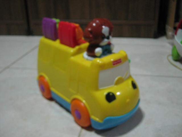 Fisher-Price Musical Pop Up Bus (ของเล่นมือสอง)