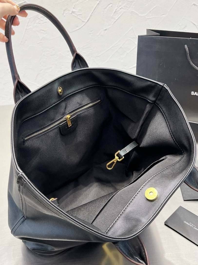 SAINT LAURENT SHOPPING BAG / YSL SHOPPING BAG กระเป๋าถือทรงช็อปปิ้ง พร้อมส่ง โดดเด่นด้วยโลโก้แบรนด์ขนาดใหญ่สวยหรู ภายในกระเป๋ากว้างใส่สัมภาระได้เยอะ มีช่องซิปแยกย่อยให้ใส่ของจุกจิกหนึ่งช่องนะคะ