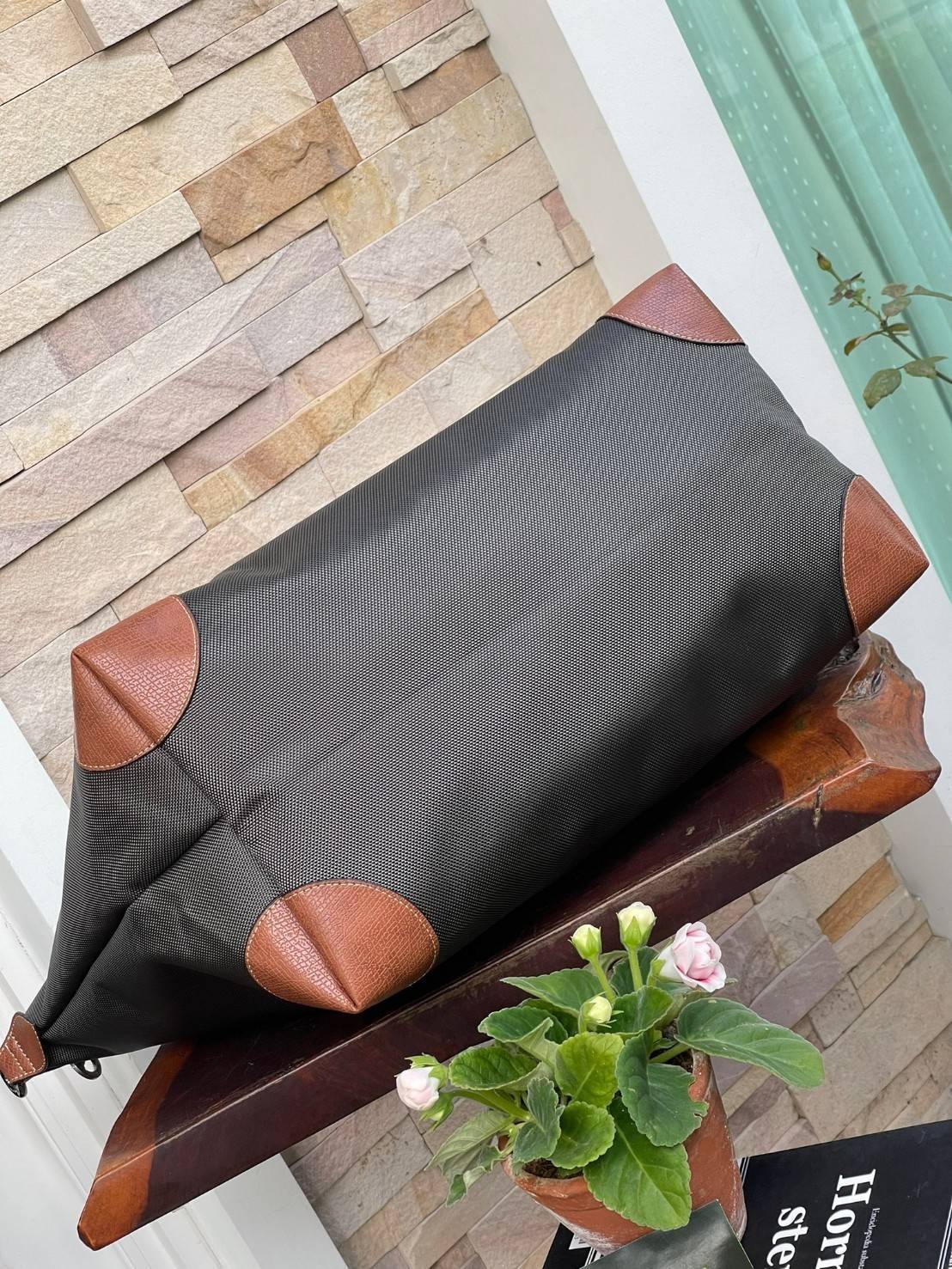 LONGCHAMP BOXFORD TRAVEL BAG L กระเป๋าเดินทางขนาดใหญ่ มาพร้อมสายสะพายที่สามารถถอดได้ ให้คุณเลือกสะพายไหล่หรือถือได้ มีซิปรูดเปิดปิดกระเป๋าที่ให้คุณมั่นใจได้ว่าคุณจัดเก็บไอเท็มของคุณได้อย่างมิดชิด บ็อคฟอร์ด (BOXFORD) สะท้อนความเป็นเอกลักษณ์ของแบรนด์ที่เปี่