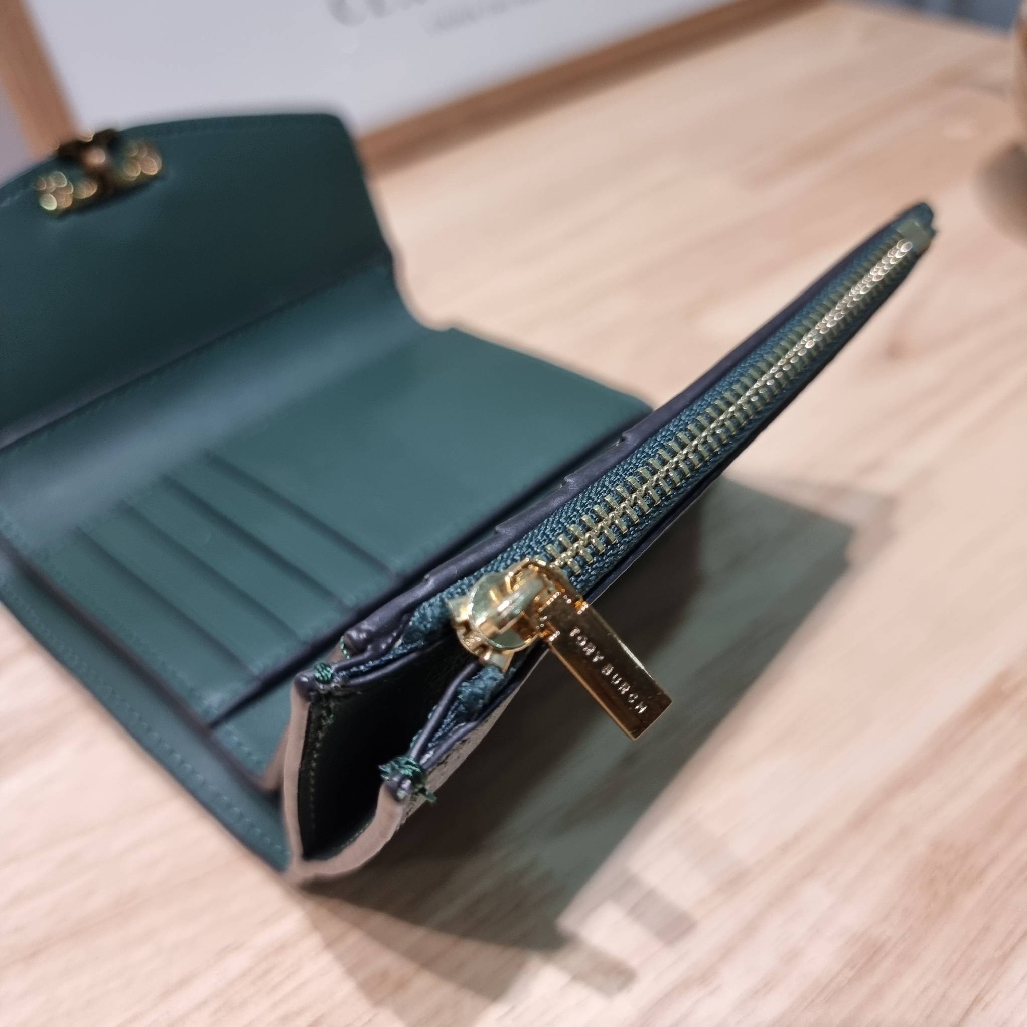 TORY BURCH KIRA MIXED MATERIALS MEDIUM FLAP WALLET กระเป๋าสตางค์ใบกลาง รุ่นยอดนิยม ดูหรูหรา ดูแพง ดีไซน์คลาสสิค ขนาดกำลังพอเหมาะ