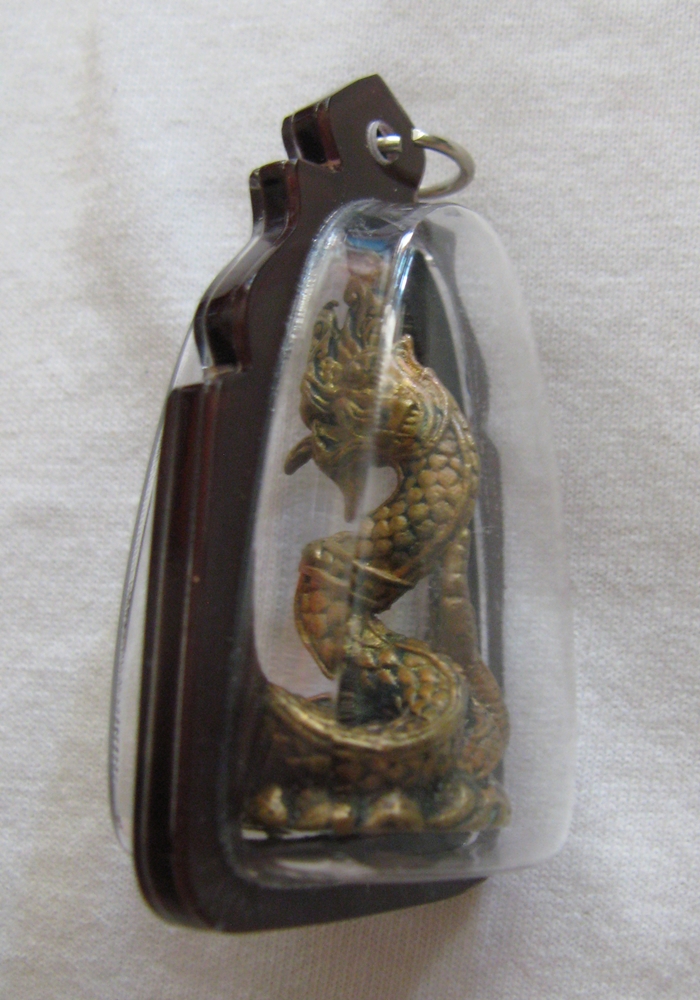 พญานาคองค์ใหญ่เนื้อทองเหลืองเลี่ยมกรอบพร้อมใบคาถาค่ะ