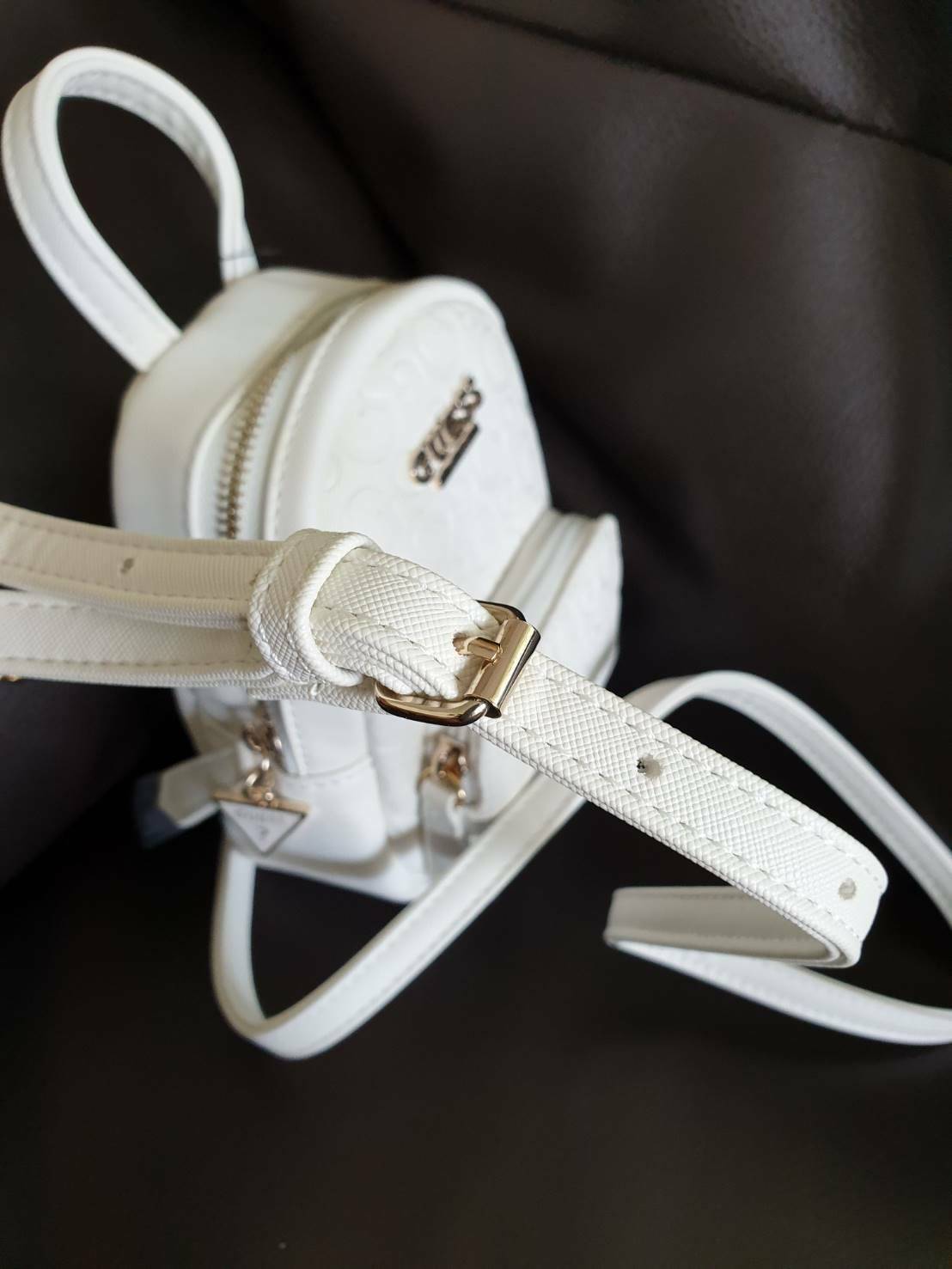 กระเป๋าสะพายข้าง Guess ด้านหน้าติดชื่อแบรนด์ มีช่องซิปด้านหน้า ด้านบนเป็นช่องเปิดปิดซิปมีสัญลักษณ์แบรนด์ติดที่ตัวจับซิปด้วย ด้านในเป็นช่องกว้าง มีช่องเสียบสิ่งของด้วยค่ะ ตัวสายสะพายเป็นโซ่ตัดต่อกับสายหนัง สามารถปรับระดับได้ สวยเก๋ขนาดนี้ รีบมาจับมาจองเป็น