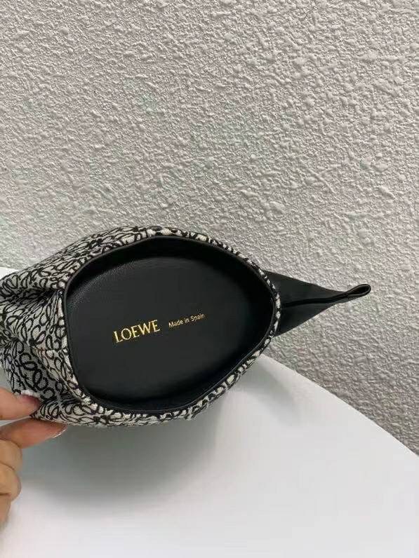 LOEWE Mini Canvas Anagram Jacquard Elephant Bag คอลเลคชั่นใหม่ล่าสุด น้องช้างไซส์มินิน่ารักมากมาย งานแบรนด์หรูจากประเทศสเปน โลเอเว่ (LOEWE) กระเป๋ารูปทรงช้างเป็นเหมือนหนึ่งในซิกเนเจอร์ของแบรนด์ ดีไซน์คงเอกลักษณ์วัสดุ Anagram Canvas Jacquard Fabric ผสมผสาน