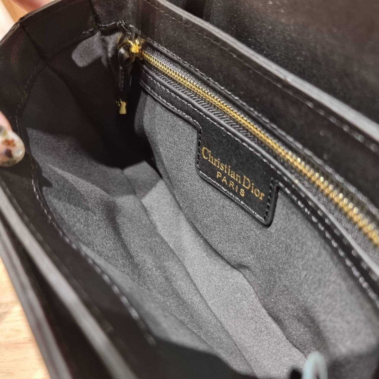 CD SIGNATURE BAG WITH STRAP กระเป๋าสะพายซิกเนเจอร์ ไอเท็มมาแรง ที่สวยแซ่บไม่มีไม่ได้เลย เกรดออริ 1:1 ใช้งานต่างประเทศได้