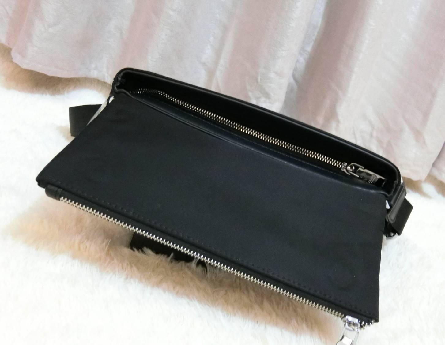 Prada messenger bag Limited edition กระเป๋าอเนกประสงค์ วัสดุ Nylon ขนาดกำลังดี ตัวกระเป๋าน้ำหนักเบา ด้านหน้ามีช่องซิป เป็นฝากระเป๋า เปิด/ปิดด้วยแม่เหล็กดูด ด้านในโล่งกว้าง ใส่ iPad มีช่องซิป 1 ช่อง และช่องใส่ของจุกจิก ด้านหลัง มีช่องซิปอีก1ช่อง อะไหล่สีเง