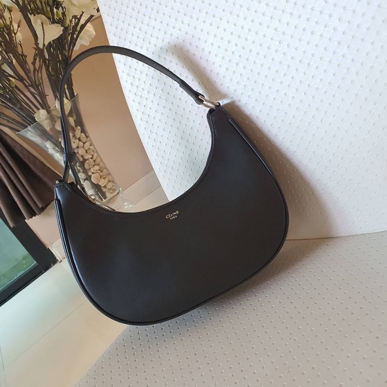 CELINE SHOULDER BAG VIP GIFT WITH PURCHASE (GWP) AVA BAG IN SMOOTH CALFSKIN พรีเมี่ยมกิ๊ฟ Limited Edition จาก CELINE HAUTE PARFUME DUTYFREE COUNTER วัสดุหนังสังเคราะห์เรียบสวย ดีไซน์สวยหรูฮิตสุดในเกาหลี! หนังสวยอยู่ทรงกันน้ำ เปิดปิดด้วยซิปแบรนด์ ภายในโล่ง