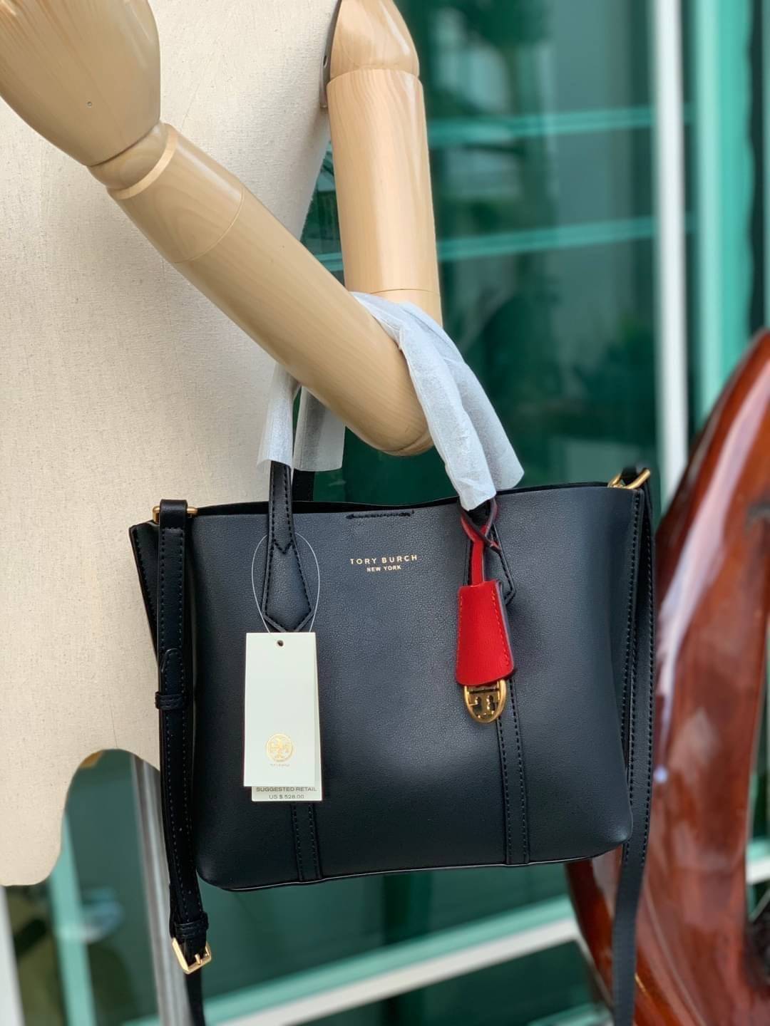 Tory Burch Perry small tote bag ออกแบบเพื่อเหมาะใช้งานได้ในชีวิตประจำวัน ใช้วัสดุผสมผสานช่วยให้กระเป๋าเป็นทรงสวยโดยยังคงคุณภาพนิ่ม สวยงามด้วยหนังวัวแท้ เรียบหรูและคลาสสิค สามารถใช้เป็น every day bag ภายในมีช่องแยกใช้งานอย่างชัดเจน ขนาดที่กำลังพอดีเลยจัดเป