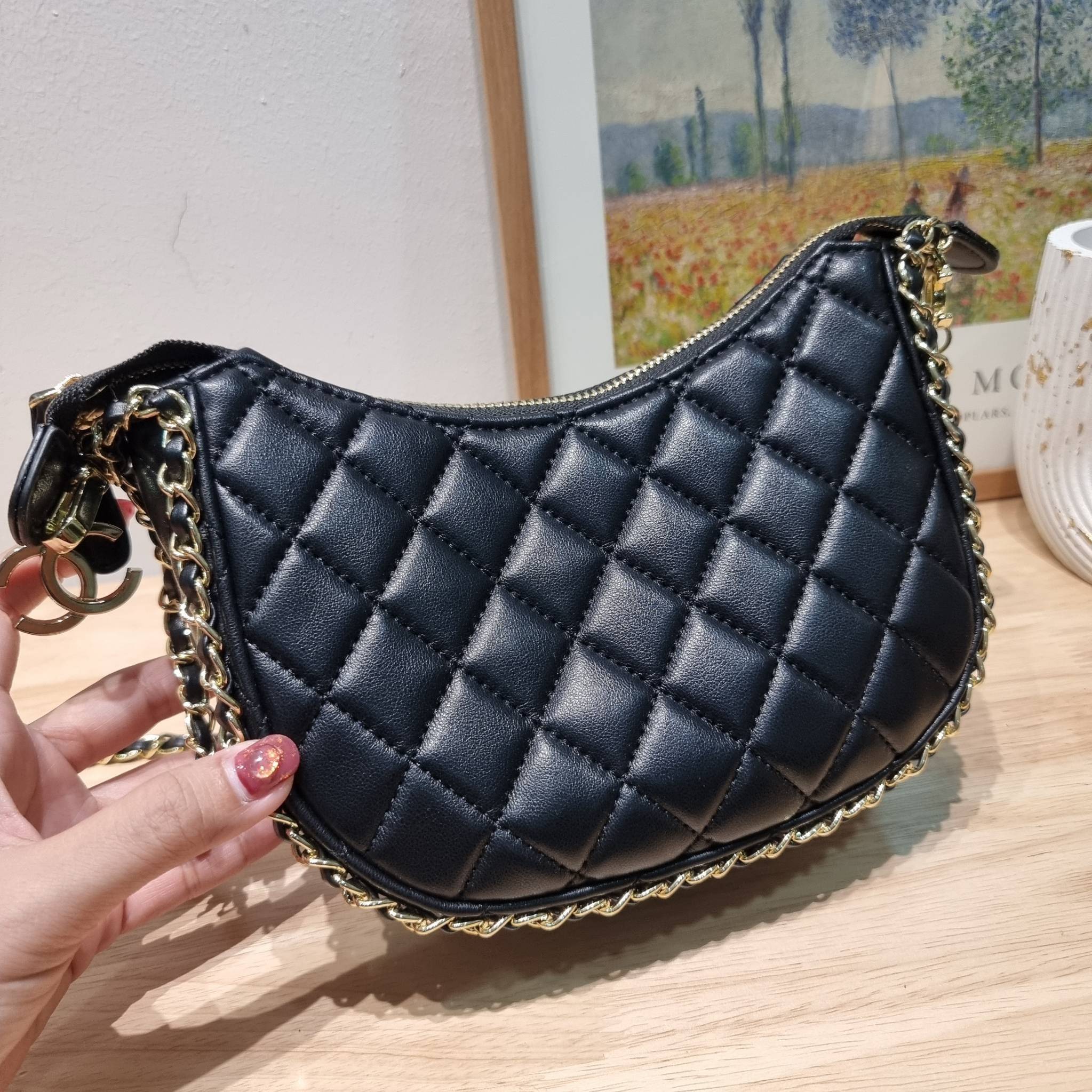 Chanel small hobo bag ใหม่ล่าสุดคอล 2023 กับกระเป๋าสะพายทรงโฮโบ ที่มีลูกเล่นให้สาวๆได้ใช้ไม่มีเบื่อ มีอะไหล่เกี่ยวปรับทรงได้ ดีไซน์โซ่ตกแต่งรอบตัว