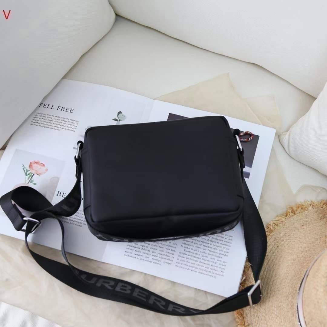 BURBERRY FRAGRANCES CROSSBODY BAG / BURBERRY Nylon Crossbody Bag วัสดุ Nylon Canvas ทรงเหลี่ยมน้ำหนักเบามีโลโก้แบรนด์คาดด้านหน้าพร้อมช่องซิปใส่ของ เปิดปิดด้วยซิปหัวซิปแบรนด์สไตล์สปอร์ต ภายในมีช่องใส่บัตร ขนาดกำลังดีสามารถใส่กล้อง มือถือ กระเป๋าสตางค์ของใช