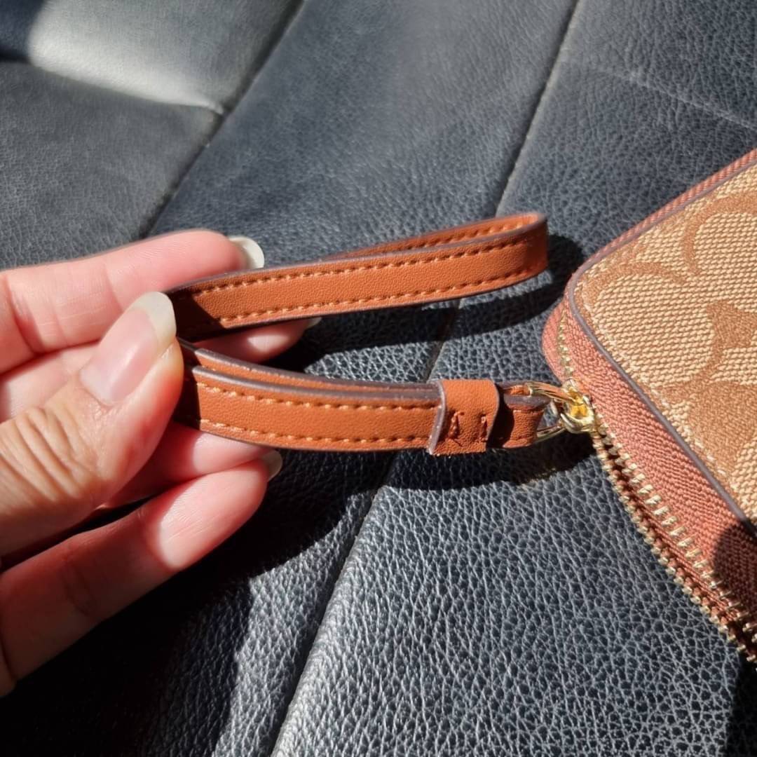 COACH F57468 PHONE WALLET IN SIGNATURE COATED CANVAS กระเป๋าสตางค์ถนอมมือถือ!! 2IN1 สุดๆ ใส่โทรศัพท์ ใส่เงิน ใส่บัตร ครบถ้วน!! จบในใบเดียวจ้า ขนาดกำลังเหมาะมือ วัสดุหนังแคนวาสเคลือบลาย คุณภาพดี สาวๆมีไว้ติดตัวสักใบ ไม่ผิดหวังจ้า