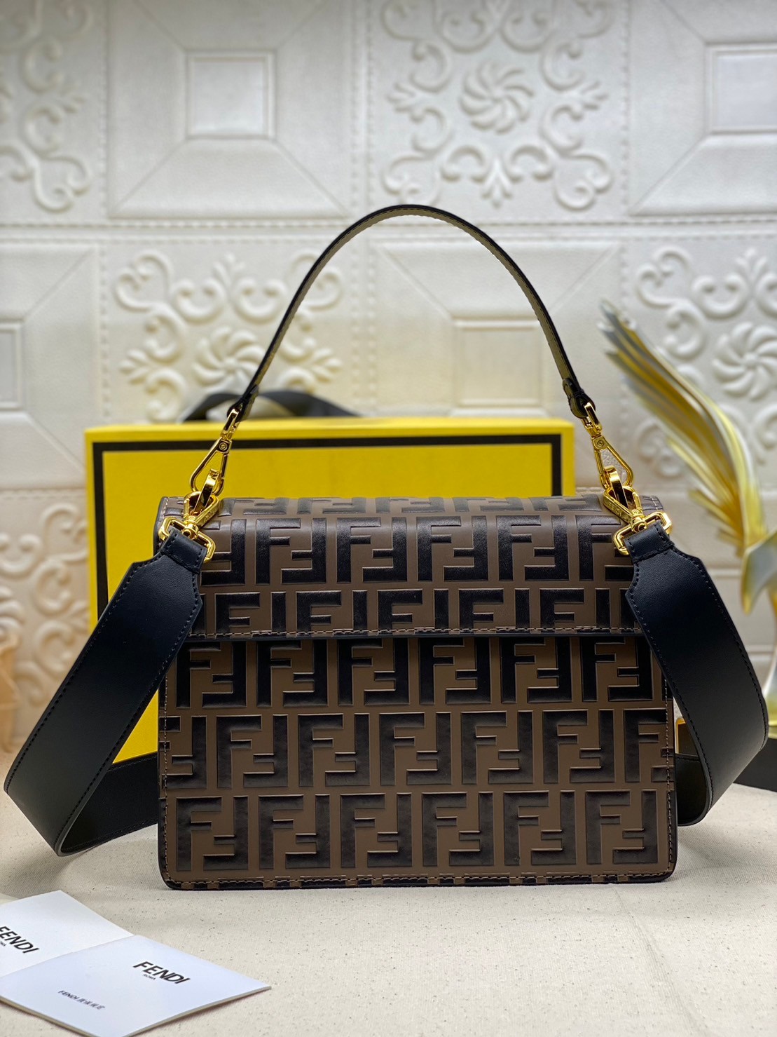 FENDI KAN leather bag เกรดออริจินอล สลับแท้ ด้วยสีและลวดลายคลาสสิกตามแบบแบรนด์ เข้าได้กับสาวๆ ทุกสไตล์ บ่งบอกความเป็น FF ได้อย่างสมบูรณ์แบบ โทนสีแมตช์กับเสื้อผ้าได้ง่าย