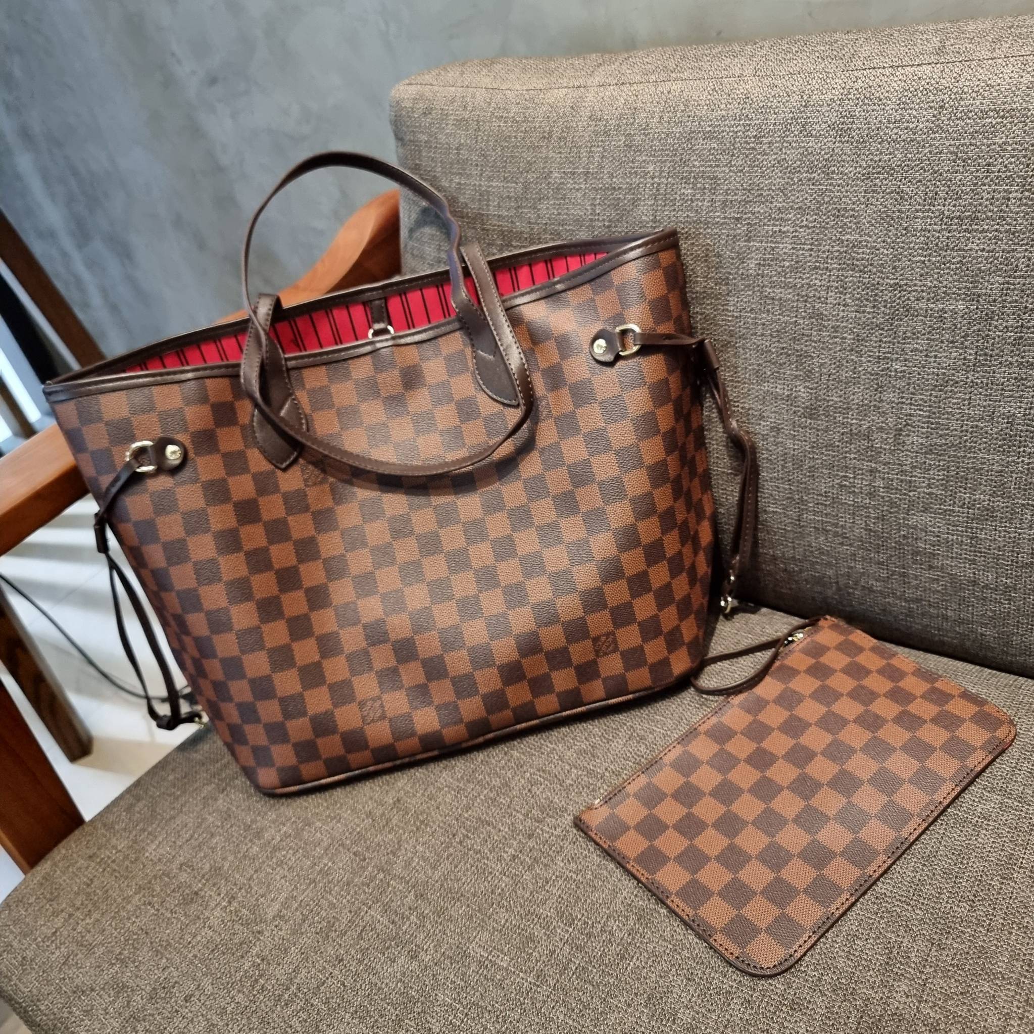 LV 2IN1 TOTE SET กระเป๋าสะพายไหล่ใบใหญ่ทรง tote มาพร้อมใบลูก คลาสสิคที่สุด เป็รอีกรุ่นที่มีคนใช้กันทั่วบ้านทั่วเมือง ฮิตแบบไม่ต้องพูดเยอะ วัสดุหนังแคนวาสปั๊มลายเต็มใบ ปากกระเป๋ามีหูเกี่ยว ด้านข้างมีหนังรูดเก็บทรงได้ ภายในโล่งกว้างมากๆ มีช่องซิปแยกให้ ใบเล