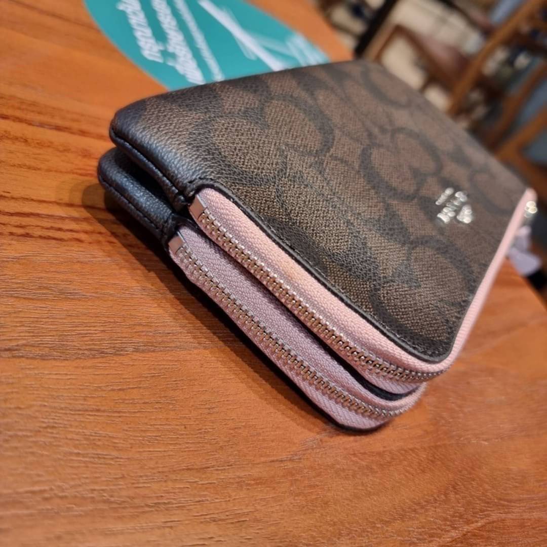 COACH F87591 DOUBLE CORNER ZIP WALLET IN SIGNATURE COATED CANVAS คล้องมือรุ่น 2 ซิป!! มาแล้วจ้า 🌟🤗 ไซส์นี้คือเหมาะมือจริงๆ พกง่ายเช่นเคย ไม่ต้องกังวลว่าจะเกะกะหรือกินพื้นที่กระเป๋าหลัก วัสดุหนังแคนวาสเคลือบลาย มีช่องหลักแยก 2 ช่อง ภายในบุผ