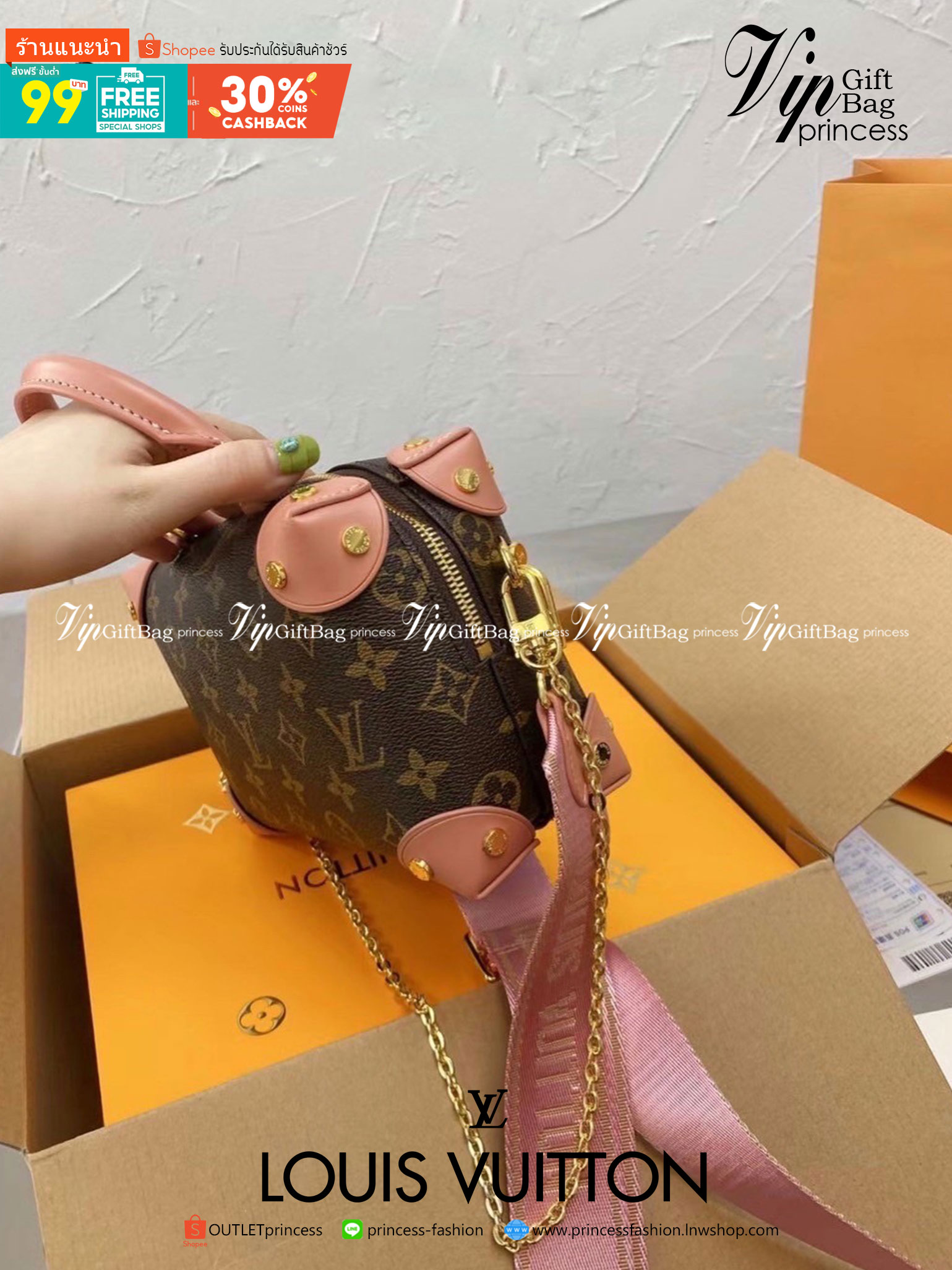 VIP 】LV Louis Vuitton Petite Malle Souple Bag กระเป๋าสะพายทรงหมอนมินิสวยน่าใช้มากค่ะ ขนาดกำลังน่ารักเลยค่ะ ภายในโล่งกว้าง ใส่ของได้เยอะน้าา งานซิปกลางเก็บของได้อย่างมิดชิด หนังลายโมโนแกรม มาพร้อมสายสะพายยาว 2 สาย ถอดออกถือได้ ไอเท็มน่ารักขนาดนี้ ไม่มีได้ไ