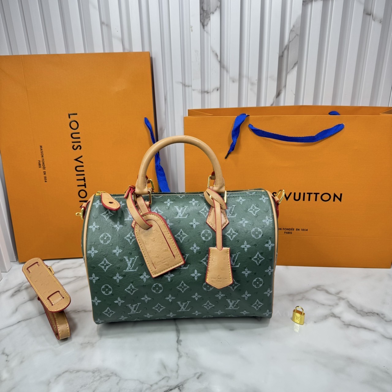 ORI หนังแท้ | LV Speedy P9 Bandoulière 30 Bag กระเป๋าสะพายทรงหมอนสปีดี้ใบใหญ่ คอลใหม่ล่าสุดหรูหราโดดเด่น แต่งลายนูนเพิ่มเท็กเจอร์เต็มใบ รูปทรงใช้งานง่ายสวยตลอดกาล