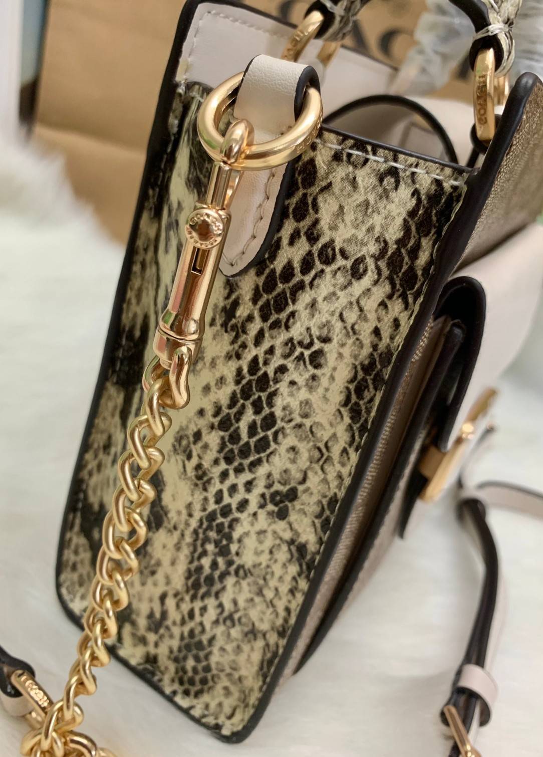 น้องเข้าใหม่ ไม่มีไม่ได้แล้ว ต้องรับไปดูแลเลยค่าา❤️ COACH MINI PEPPER CROSSBODY IN SIGNATURE ((C7227)) 📣พร้อมส่งที่ น้องใหม่ล่าสุดค่าา! กระเป๋าสะพายครอสบอดี้ร์ หรือหิ้วออกงานก็สวยไม่น้อยทีเดียวค่ะ หนังแท้นิ่มสวย หูหิ้วและด้านข้างกระเป๋าทำลา