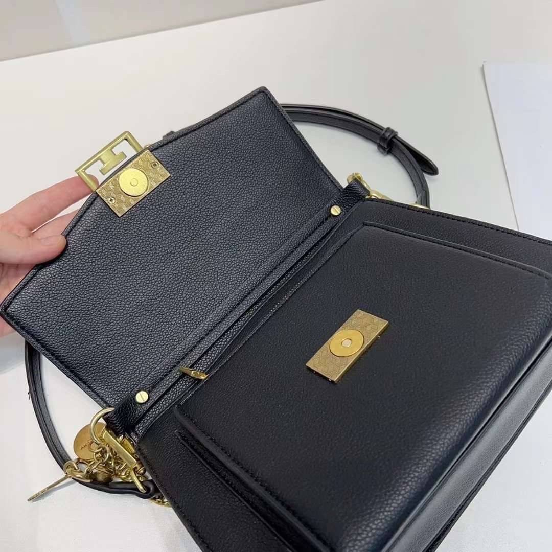 Givenchy GV3 Small Leather 25cm รุ่นยอดนิยม กระเป๋าสะพายหนัง เปิดหน้า อะไหล่ทอง งานสวยเป๊ะอะไหล่ปั้มทุกจุดสวยหรู ดูเป็นคนมีเทสดีเลยค่าา ดีไซน์คือสวยมีคลาส มีระดับสุดๆ พร้อมสายโซ่อะไหล่ทอง ละมุนตามากค่าา