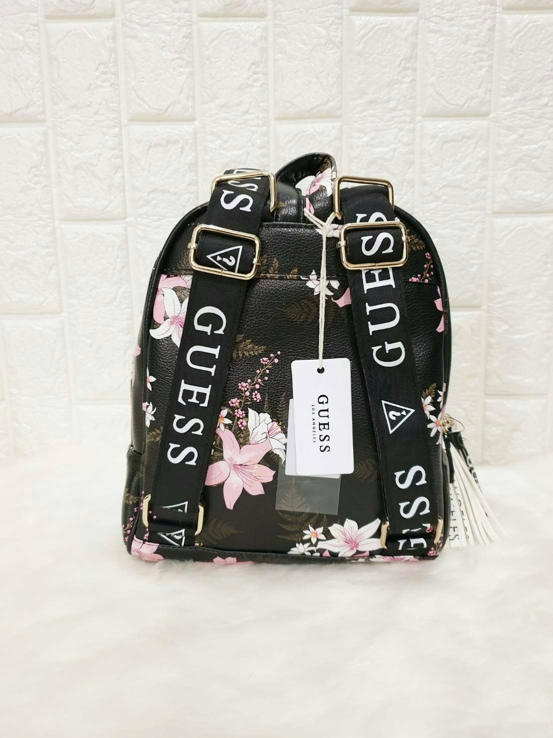 Gesabel Convertible Gym Backpack กระเป๋าสะพายมัลติฟังชั่นเก๋ๆ ขนาดกำลังดี สามารถสะพายหลัง สะพายข้างหรือ crossbody ก็ได้นะคะ ดูดีมากๆค่า ด้านหน้าปั๊มแบรนด์สามเหลี่ยม เปิดปิดด้วยซิป มีช่องซิปซ่อนด้านหน้า 1 ช่อง ด้านใน 1 ช่อง ภายในโล่งกว้าง สามารถจุของได้เยอ