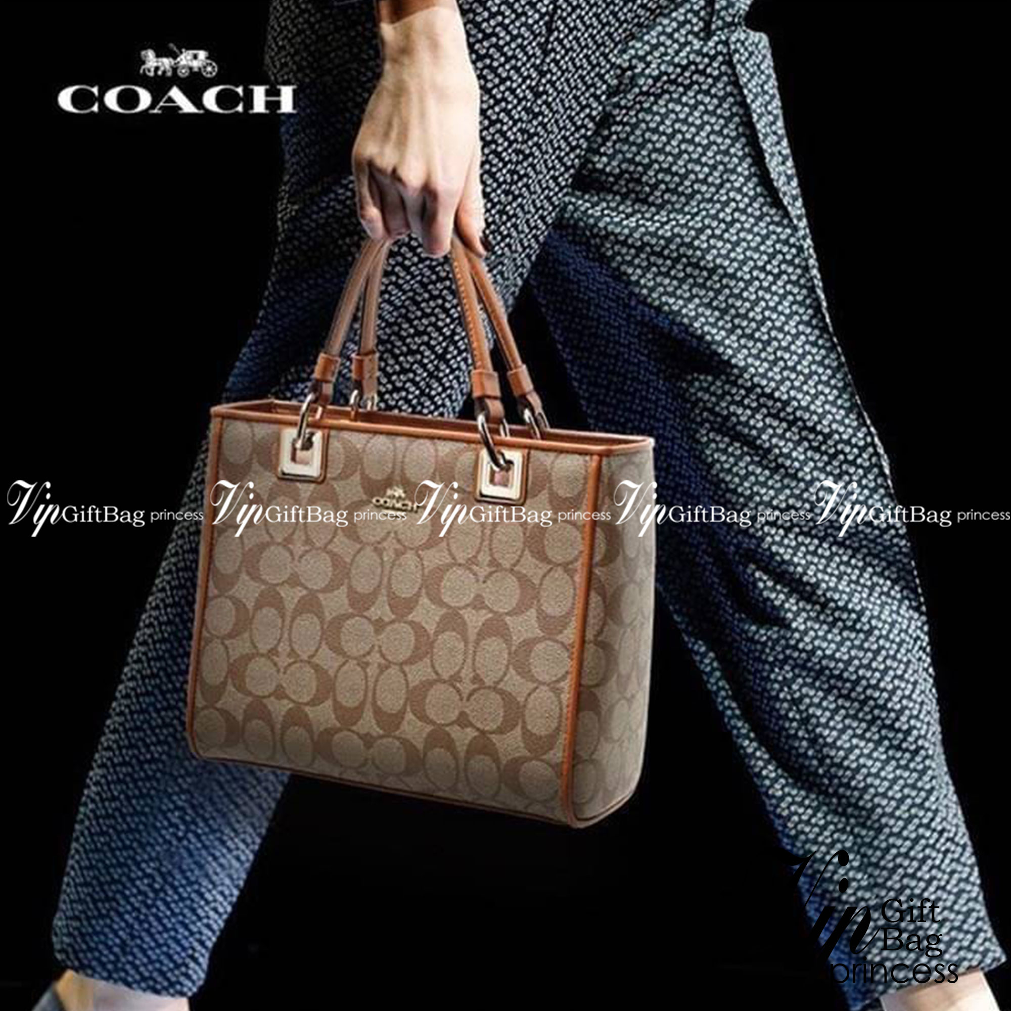 Coach Perry Tote Classic Bag F57568 รุ่นใหม่ล่าสุด กระเป๋ารูปทรงสี่เหลี่ยมสุดคลาสสิก เป็นกระเป๋าอเนกประสงค์ที่สามารถใช้ได้แทบทุกโอกาส ไม่ว่าจะไปเรียน, ไปทำงาน, ไปเที่ยว หรือแม้แต่ไปชอปปิง ด้วยขนาดที่กำลังดี ไม่ใหญ่เทอะทะ แต่ก็ไม่เล็กจนเกินไป มาพร้อมหูหิ้ว