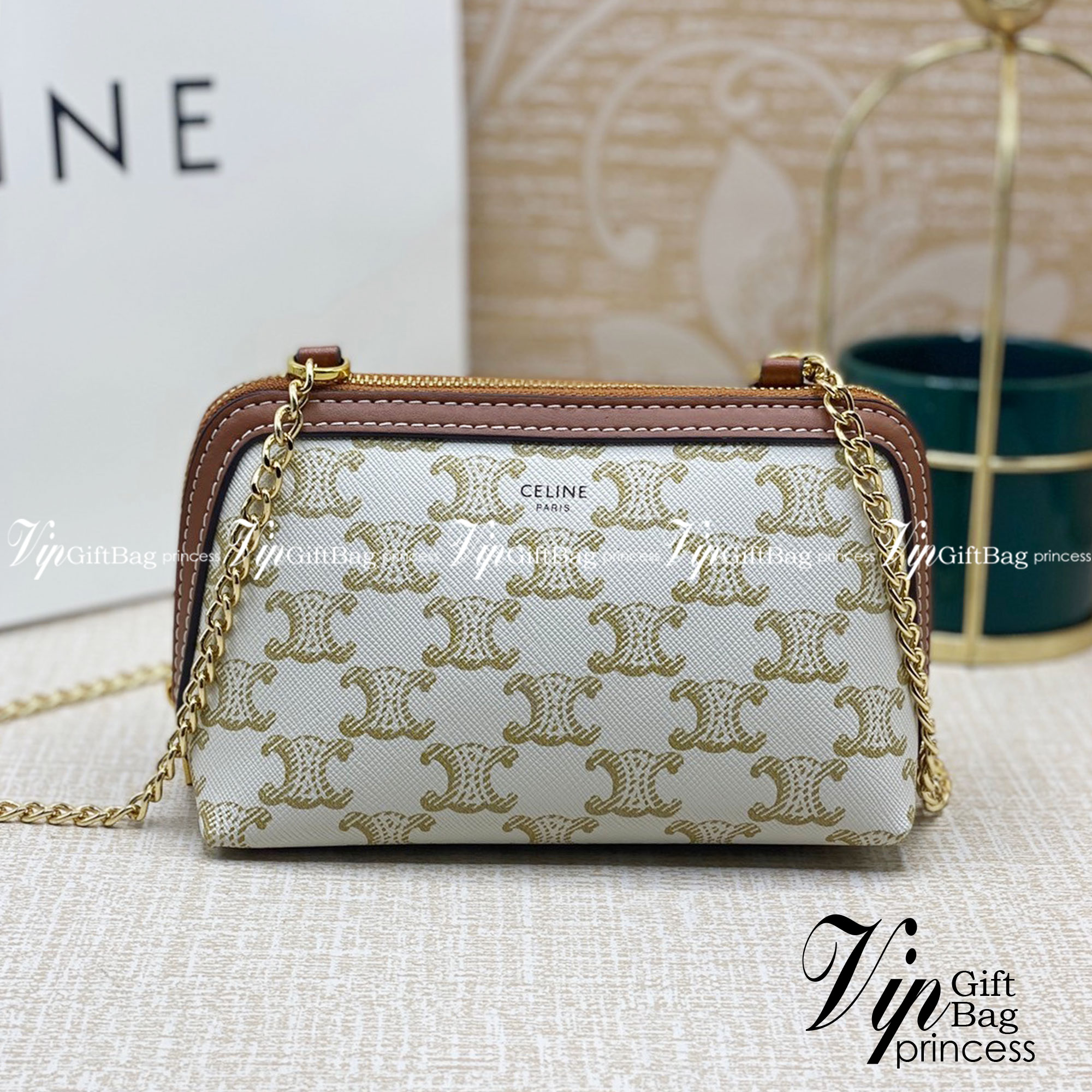 CELINE POUCH 16cm / CELINE TRIOMPHE Triumphal Arch Canvas / CELINE CLUTCH WITH CHAIN กระเป๋าคลัทช์ดีไซน์เรียบหรูออกแบบมาได้อย่างลงตัว พร้อมสายสะพายโซ่ทองสุดหรู ด้วยรูปทรงที่สวยงามและทันสมัย