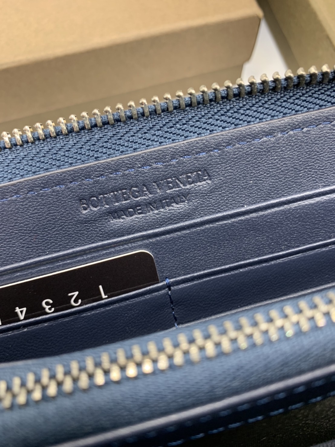 หนังแท้ BOTTEGA VENETA LONG WALLET ZIP AROUND / BV Wallet / BV Long Wallet พร้อมส่งที่ไทย กระเป๋าสตางค์ใบยาวซิปรอบ งานหนังแท้ทั้งใบ รุ่นตามหา เป็นรุ่นยอดนิยม ใช้ได้ทั้งหญิงชาย คลาสสิกหยิบมาใช้งานได้บ่อยที่สุด ใช้ทนทานได้นานภาพสินค้าถ่ายจากงานขายจริง ใช้งา