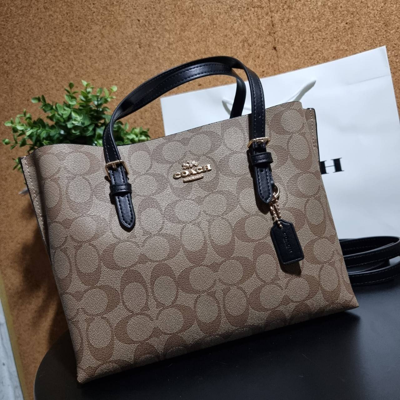 COACH C4250 MOLLIE TOTE 25 IN SIGNATURE CANVAS น้องมาแล้วจ้าาา ใหม่ล่าสุด กระเป๋าโท้ทไซส์เล็กที่สาวๆตามหา ดีไซน์คลาสสิคเหมือนเดิม เพิ่มเติมคือสะดวกขึ้นเยอะ!! ย่อส่วนมาจากใบใหญ่เป๊ะๆ น่ารักน่าใช้มากๆ วัสดุหนังแคนวาสเคลือบลาย ภายในโล่งกว้าง มีช่องซิปกลางใส่
