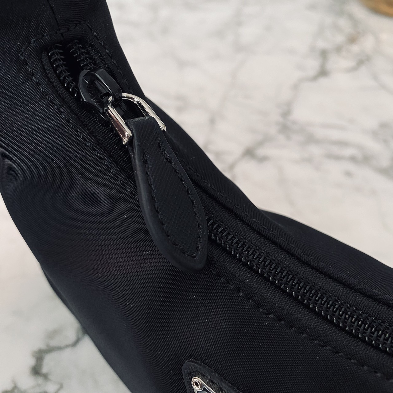 Prada Nylon Shoulder Bag / Re-Nylon Prada Re-Edition 2000 mini-bag กระเป๋าสะพายไหล่ผ้าไนล่อน เรียบแต่หรู คูลแต่เท่ห์ ยกให้ใบนี้ตลอดกาลเลยค่า