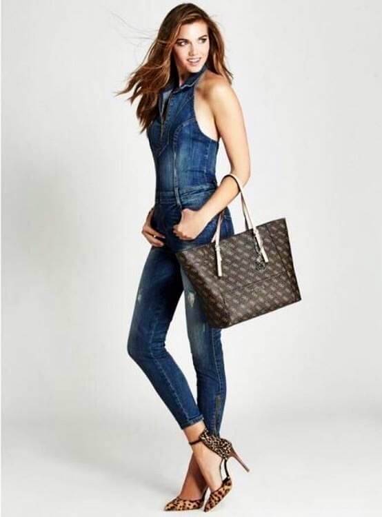 Don't Miss! GUESS SAFFIANO SHOPPER BAG กระเป๋าสะพายทรง Tote จากแบร์น GUESS วัสดุหนัง Saffiano ลาย GUESS Signature สวยอยู่ทรง ขนาดใหญ่กำลังดี น้ำหนักเบา ด้านหน้าประดับโลโก้แบรนด์ พร้อมห้อย TAG โลโก้ G อะไหล่เงินที่หูกระเป๋าถอดเเยกใช้ได้ เปิดปิดด้วยซิป