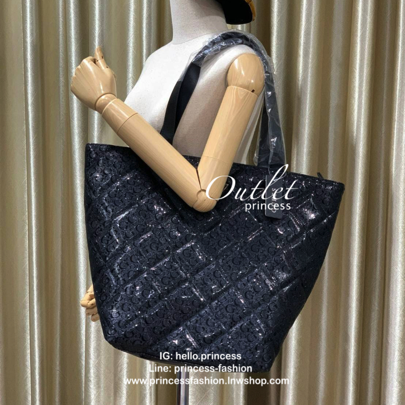 Guess Large Tote Bag กระเป๋าถือทรงช้อปปิ้ง ที่มีน้ำหนักเบา สามารถจุได้เยอะ วัสดุหนังpuหนังนิ่ม นุ่มมือต่อผิวสัมผัส มีดีเทลที่ตัวกระเป๋าปั้มโลโก้G เป็นซิกเนอเจอร์รอบใบ สามารถใส่เอกสารเอสี่ได้ เปิดปิดด้วยซิปเดียวด้านบน ภายในบุผ้าลายG มีช่องเล็กแยกเป็นสัดส่ว