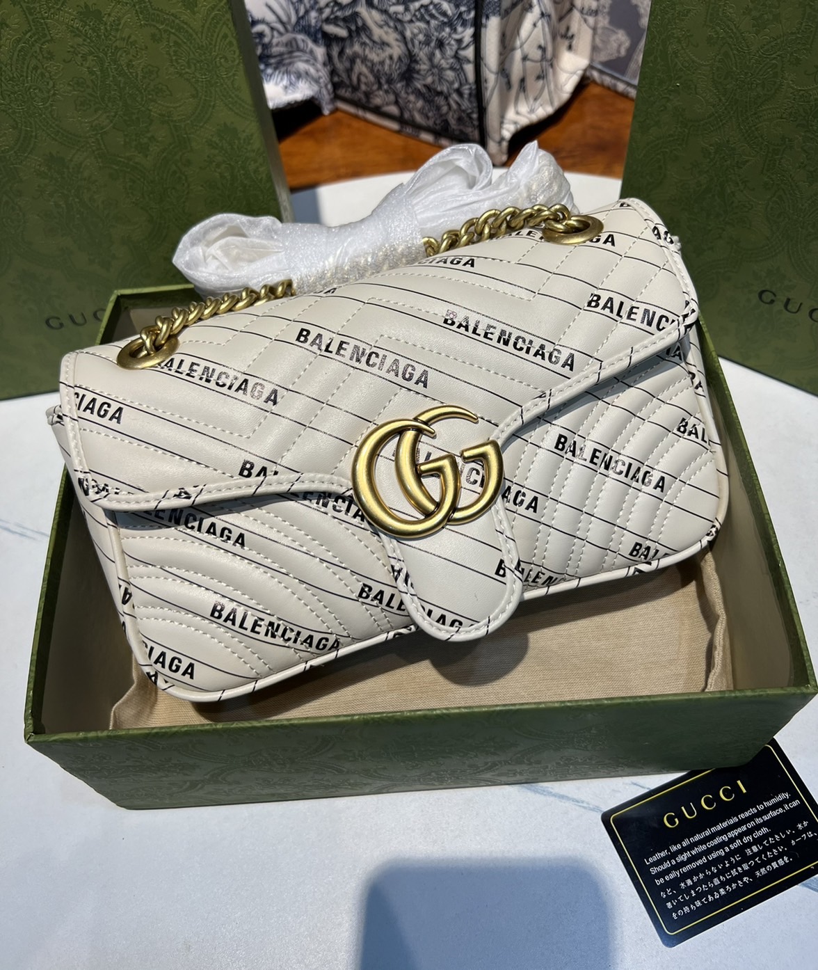 หนังแท้ GUCCI The Hacker Project small GG Marmont bag Balenciaga print leather คอลเลคชั่นผสมผสานเอกลักษณ์ความหรูของ 2 แบรนด์ดัง ที่ยอดขายดีตั้งแต่วันแรกที่ลง shop ด้วยรูปทรงที่กะทัดรัด ตอบโจทย์ได้ทุกลุค ทุกไลฟ์สไตล์ ใช้งานได้ง่ายคล่องตัว เรียกได้ว่าใครไม่