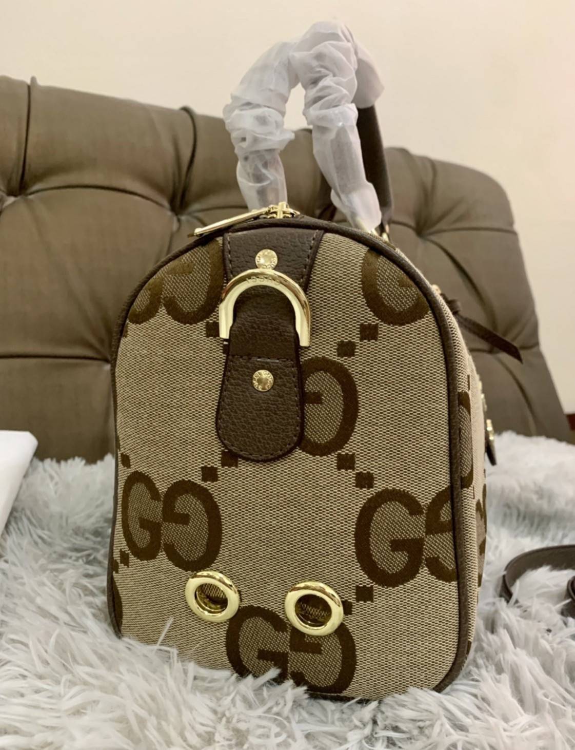VIP 🥂 Gucci Vintage Web Boston Bag / Gucci Travel กระเป๋าทรงหมอนยอดนิยม สำหรับสาวๆ ผู้รักการพกพาของเยอะๆ ไปไหนมาไหนตลอดเวลา เหมาะใช้ทั้งในชีวิตประจำวันหรือใช้เป็นกระเป๋าเดินทางก็ได้ โดดเด่นด้วยลวดลายซิกเนเจอGucci วัสดุcalfskin อะไหล่ทอง ขนาดกำลังด