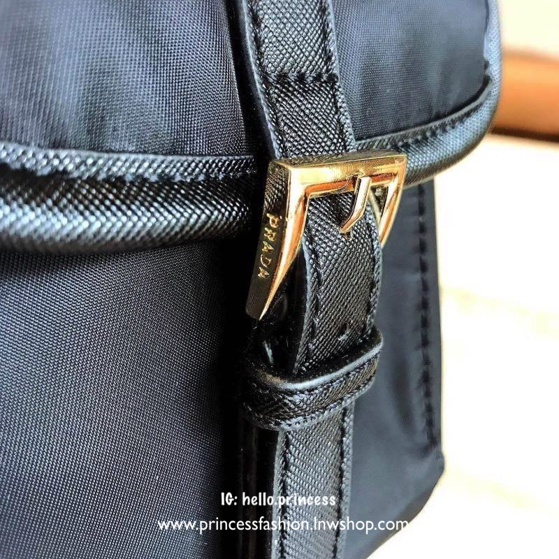 Don't Miss! PRADA NYLON BACKPACK WITH POCKET พรีเมี่ยมกิ้ฟจากเคาน์เตอร์แบรนด์รุ่น Limited edition วัสดุ Nylon เนื้อหนาคุณภาพดีตามแบบฉบับของแบรนด์ ด้านหน้ามีโลโก้แบรนด์อะไหล่ทองหรู มี Pocket หน้า2ช่อง หัวซิปและอะไหล่ปั้มแบรนด์ เปิดปิดด้วยฝาปิด Drawstr