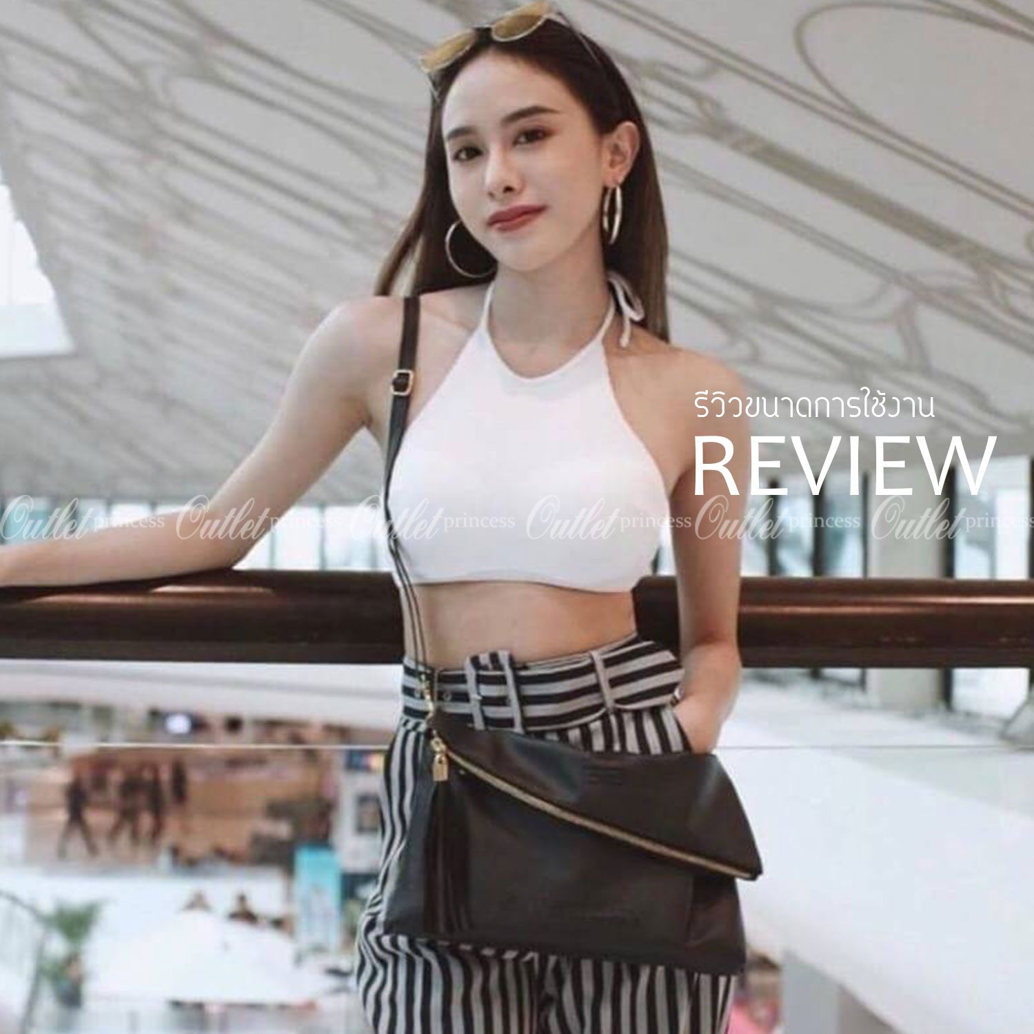 Givenchy Parfums Black Leather Clutch Gift With Purchasd From Givenchy Counter (GWP) กระเป๋าสะพายหนังนิ่มเรียบสีดำเเบบสวยดูดี เปิดปิดด้วยซิปอะไหล่ทอง หัวซิปประดับพู่ ด้านหน้ามีโลโก้ ภายในมีช่องเล็ก รุ่นนี้ใส่ ipad กระเป๋าสตางค์ มือถือ ของจุกจิกได้เยอะ ซับ