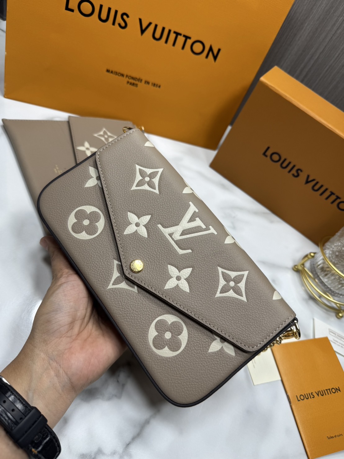 OP ORI หนังแท้ | LV Felicie Pochette bag in soft Monogram Empreinte leather กระเป๋าสะพายทรงพอชขนาดกะทัดรัด หนัง Monogram Empreinte เนื้อนุ่มประทับลาย Monogram สุดไอคอนิก