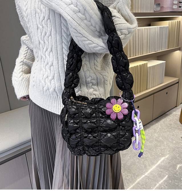 Carlyn Quilted Soft M Bag กระเป๋าสุดฮอตจากประเทศเกาหลี มีทรงที่กำลังพอดี ไม่เล็กหรือใหญ่เกินไป เลยสามารถใช้ในชีวิตประจำวันได้ง่าย ตัวกระเป๋านุ่มบุเหมือนผ้านวม น้ำหนักเบา