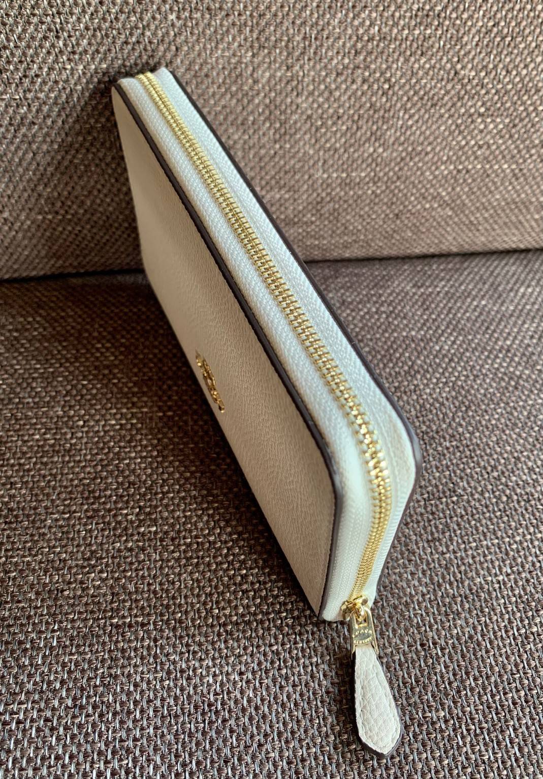 COACH X PEANUTS MEDIUM ID ZIP WALLET WITH WOODSTOCK((C4604)) 📣พร้อมส่งค่ะ! กระเป๋าเงินใบกลาง ขนาดพอดีๆ 🔺ด้านหน้าปั้มตัวการ์ตูน พร้อมตัวอักษรภาษาอังกฤษ นูนเด่นชัด ซุกซน น่ารักมากๆค่ะ ✔️เปิดปิดกระเป๋าแบบซิป ภายในมีช่องเสียบบัตรได้ถึง1