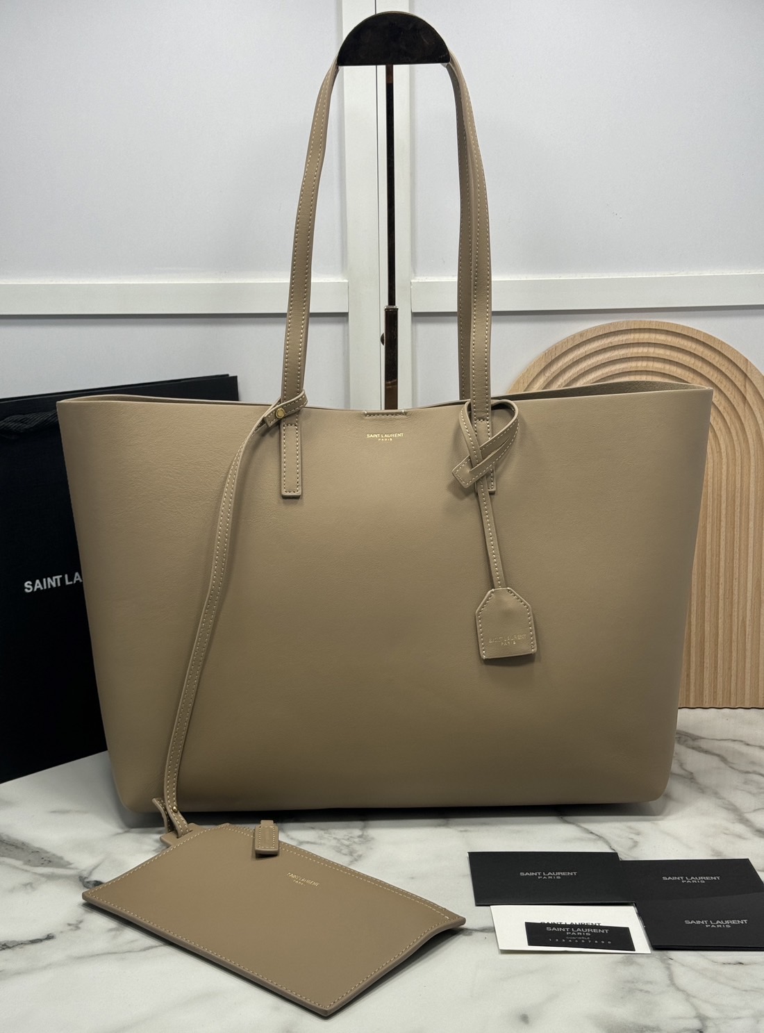 YSL Shopping Large Tote Bag กระเป๋าทรงโท้ทใบใหญ่หนังแท้ ภายในโล่งกว้าง จุของได้เยอะ เรียบหรูทรงสวย ดีไซน์ออกมาให้ใช้งานได้ทุกลุค ทุกโอกาส สวยคมชัดทุกสี