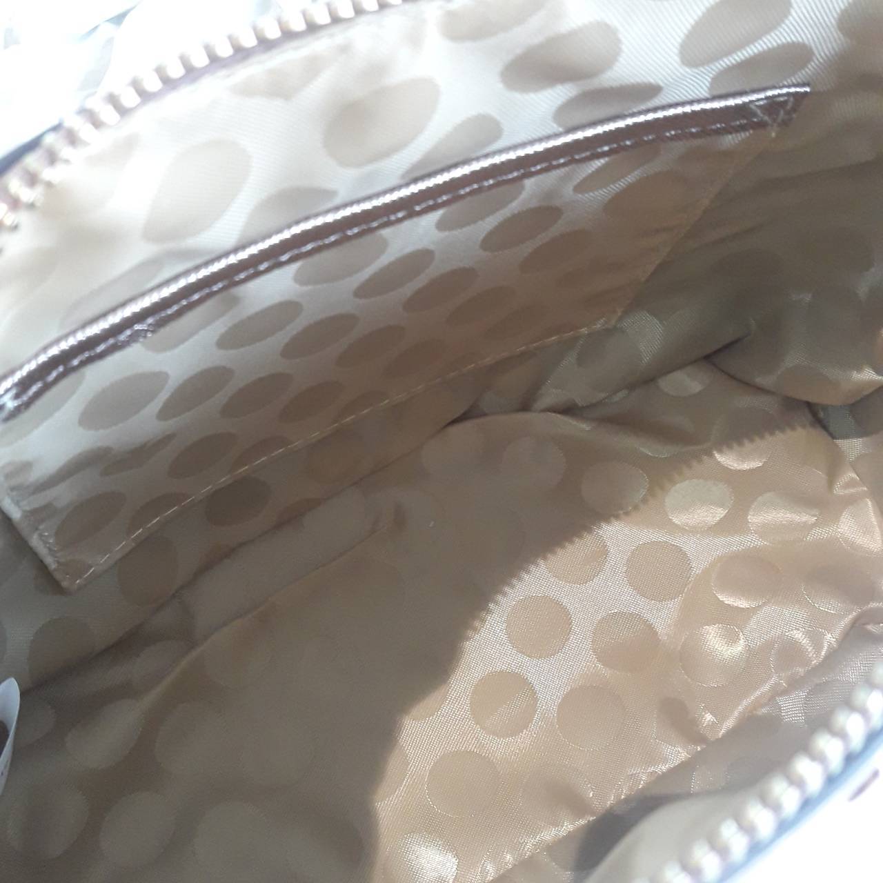 KATE SPADE CEDAR STREET MANDY แบรนด์ดังจากอเมริกาสุดฮิตของวัยรุ่น กระเป๋าสะพาย หนัง saffiano ขนาดน่ารักกำลังดี เปิดปิดด้วยซิปเดียวด้านบน ภายในมีช่องเล็ก1ช่อง ใส่มินิไอแพคได้ ความยาวสาย 117cm ปรับได้ถึง5ระดับ รุ่นฮิตอีกรุ่นที่ไม่ควรพลาดเลยคร้า