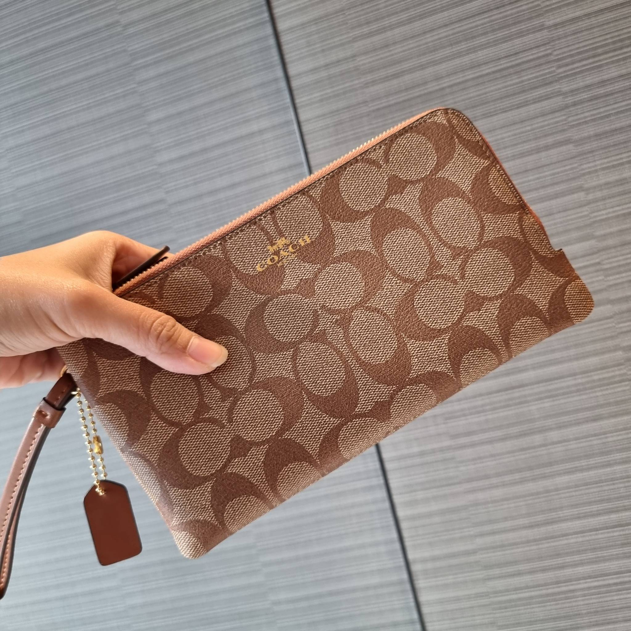 COACH F54057 DOUBLE ZIP WALLET IN SIGNATURE กระเป๋าคล้องมือ size L ใบนี้ใส่มือถือได้ทุกรุ่น ขนาดกำลังดี พกพาสะดวกมากๆ วัสดุหนังสังเคราะห์ ภายในเป็นผ้าสีสวยคม ใส่ธนบัตร ใส่บัตรได้เยอะ ใส่มือถือได้สบายๆทุกรุ่น ตอบโจทย์สาวๆที่ไม่ชอบพกเยอะวุ่นวายจ้า ใบนี้เอาอ