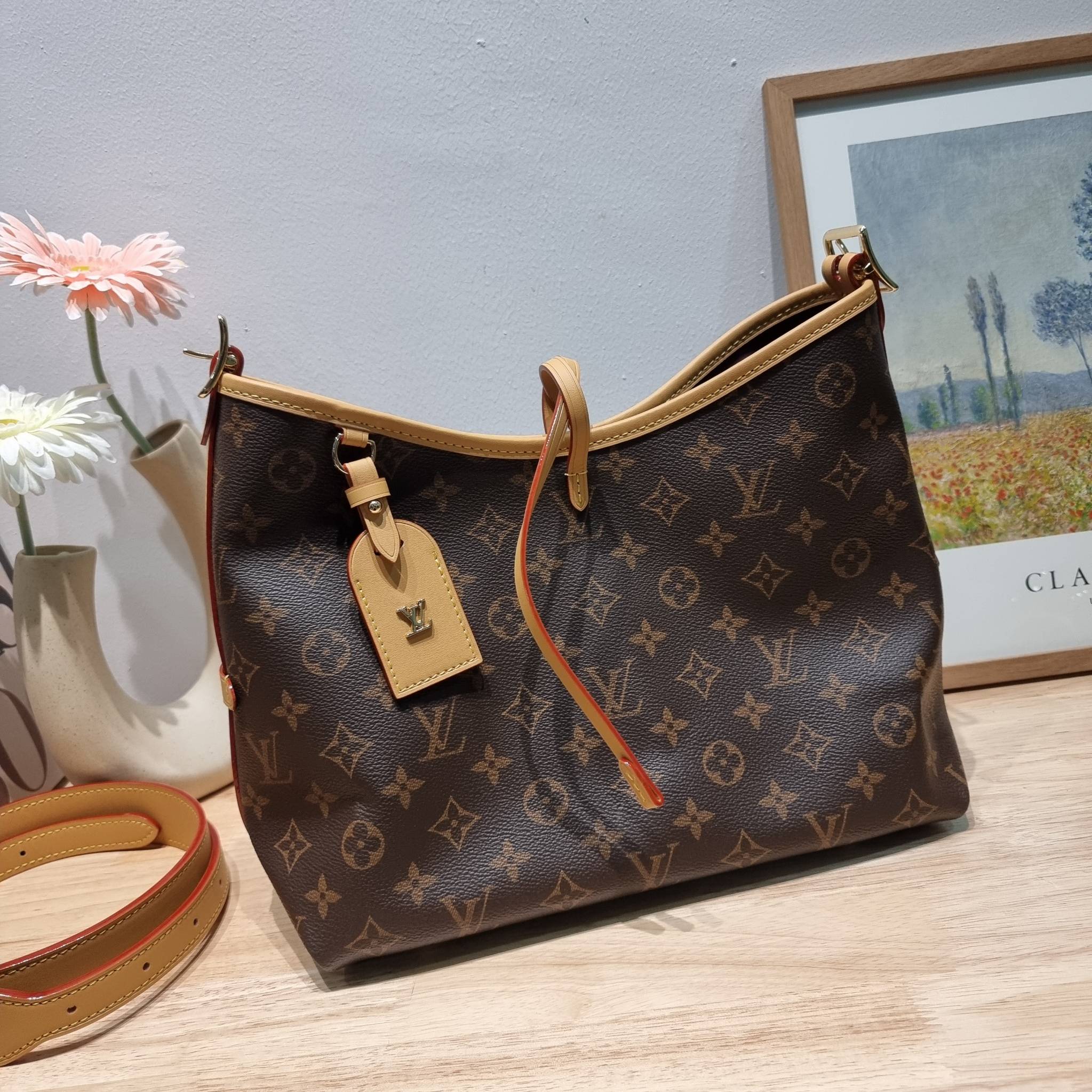 LV CARRYALL PM รุ่นลิมิเต็ดที่สาวๆตามหา กระเป๋าสะพายไหล่ทรงสวย ดีไซน์เรียบง่ายคลาสสิค หรู ดูผู้ดี รูปทรงใช้งานง่าย มาพร้อมใบลูก ไว้เก็บของจุกจิก วัสดุหนังแคนวาส ปากกระเป๋ามีสายหนังผูกกันของหล่นได้และยังมีกระดุมแม่เหล็กอีกด้วย สายสะพายถอดปรับได้ ภายในโล่งก
