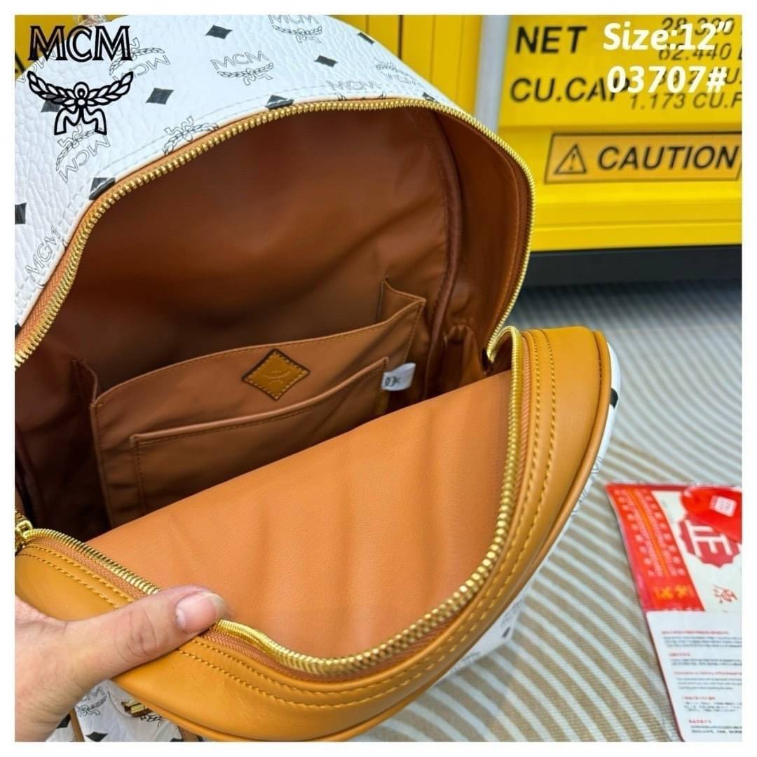 ORI | M.C.M Stark Visetos Canvas Backpack White กระเป๋าเป้คอลใหม่ ดีไซน์โลโก้ด้านหน้าสวยหรูโดดเด่น Best seller Unisex ของงานเป้จริงๆ ใช้ได้ทั้งหนุ่มๆและสาวๆ