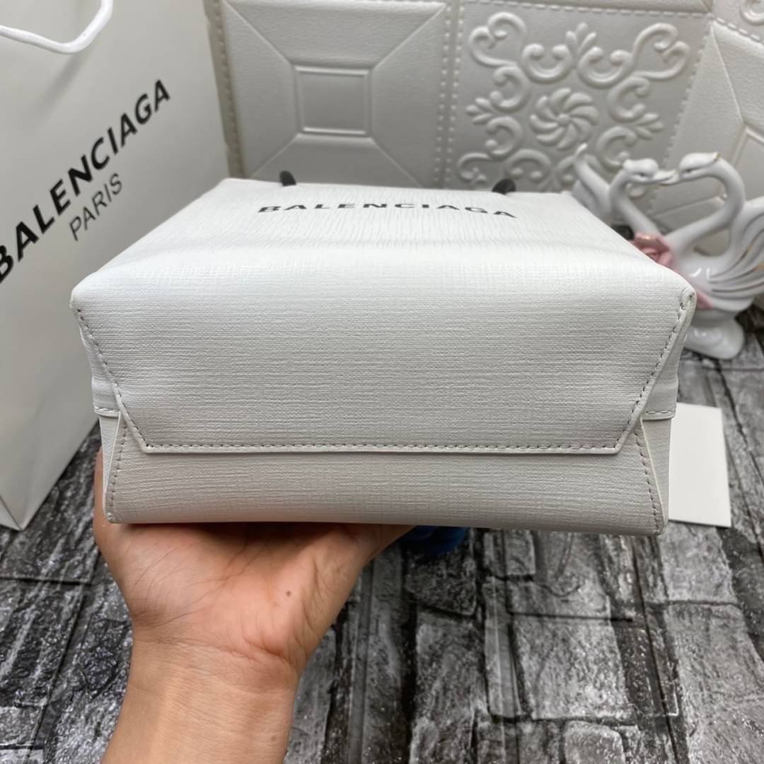 หนังแท้ BALENCIAGA XXS TOTE / Balenciaga shopping tote xxs พกกระเป๋าช้อปปิ้ง ไปทุกที่ในฤดูกาลนี้ ดีไซน์ที่ใช้ได้ทุกวันตั้งแต่หนังแบบมีเท็กซ์เจอร์ ภาพสินค้าถ่ายจากงานขายจริง ใช้งานต่างประเทศได้