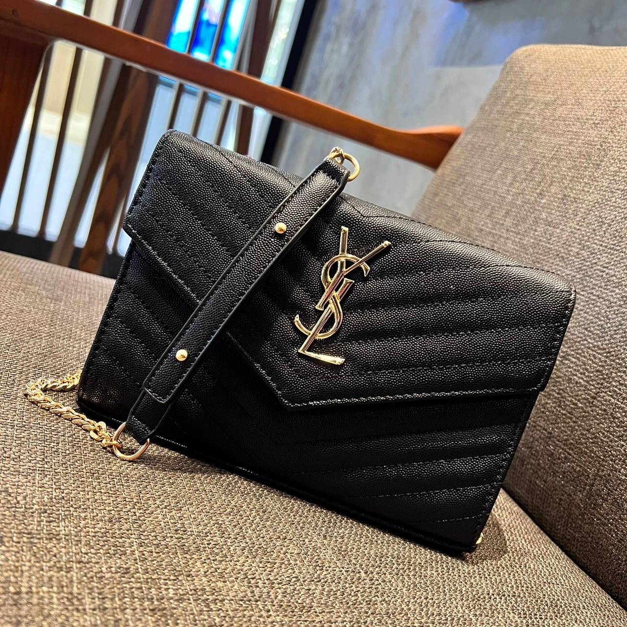ไม่เคยผิดหวังจริงๆ!! กับรุ่นที่สาวๆรู้กัน Yves Saint laurent clutch bag with chain กระเป๋าสะพายทรง woc สุดฮอต ดีไซน์เรียบหรู โดดเด่นด้วยโลโก้ด้านหน้า เพิ่มดีเทลความผู้ดี วัสดุหนัง pepble ทนทาน ใช้งานง่ายเพียงแค่เปิด-ปิดด้วยกระดุมแม่เหล็ก ภายในแบ่งสัดส่วนไ