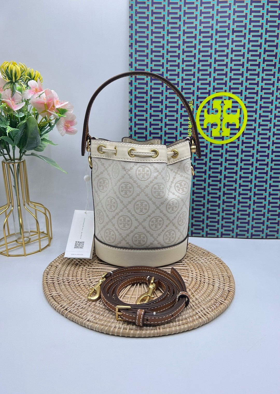 TORY BURCH Mini T Monogram Bucket Bag / Tory Mini Bucket Bag กระเป๋าทรงบัคเก็ต ไซส์มินิสุดคลาสสิก กระเป๋าทรงขนมจีบ